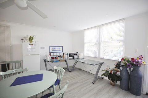 Retro Beach Flat - Accommodation Asia 9