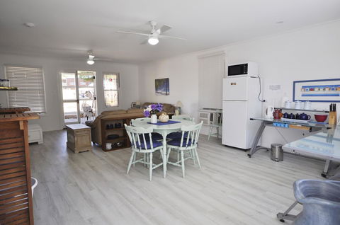Retro Beach Flat - Accommodation Asia 10