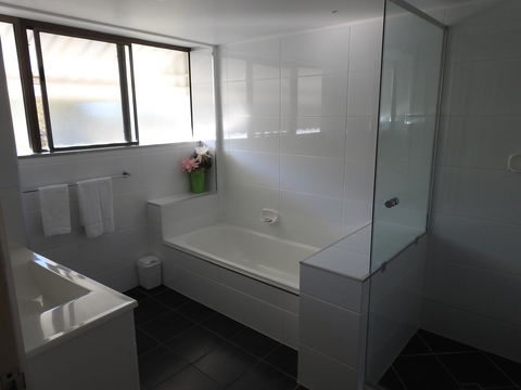 Placid Waters Holiday Apartments - Accommodation Asia 10