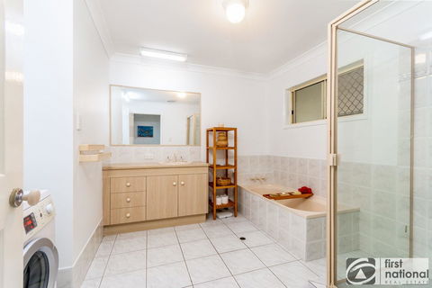 Immaculate Spacious Second Floor Unit Overlooking Pristine Parklands - Accommodation Asia 1