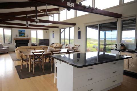 Turnstone Beach House - Accommodation Guide 17