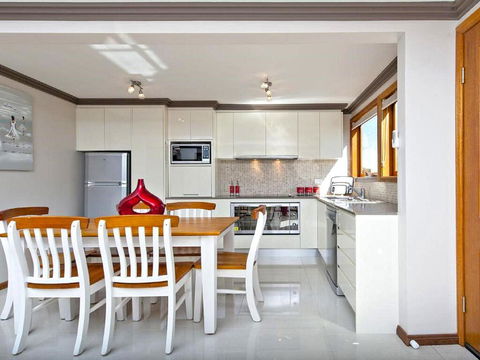 'Beach Break 2', 2/10 Lionel St - Downstairs Unit With Aircon - Accommodation Asia 2