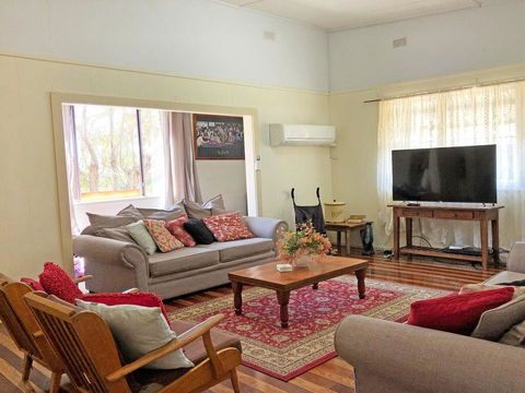 'Daves Place', 27 Rigney St - Holiday House With WIFI, Aircon & Boat Parking - Accommodation Asia 3
