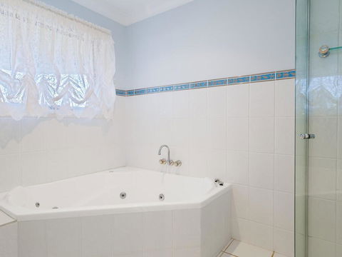 'GrandView', 10 Grandview Close - Huge House With Water Views, Aircon, WIFI, Netflix, Foxtel & Billiard Table - Accommodation Asia 2