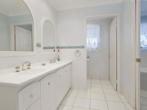 'GrandView', 10 Grandview Close - Huge House With Water Views, Aircon, WIFI, Netflix, Foxtel & Billiard Table - Accommodation Asia 3