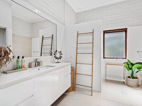 'Nunkeri', 5 Kerrie Close - Stunning House With Fabulous Views, Linen, WIFI & Air Conditioning - Accommodation Asia 3