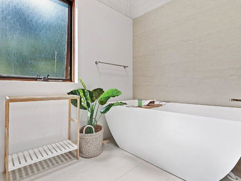 'Nunkeri', 5 Kerrie Close - Stunning House With Fabulous Views, Linen, WIFI & Air Conditioning - Accommodation Asia 2