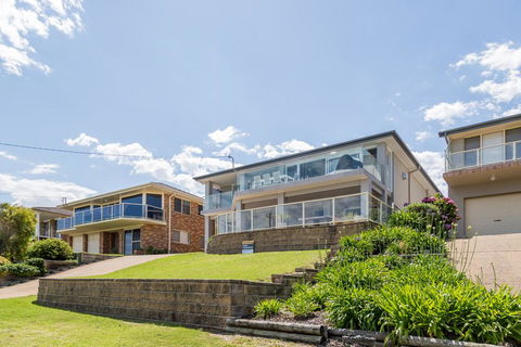 'Salt & Light' Mollymook - Accommodation Guide 1