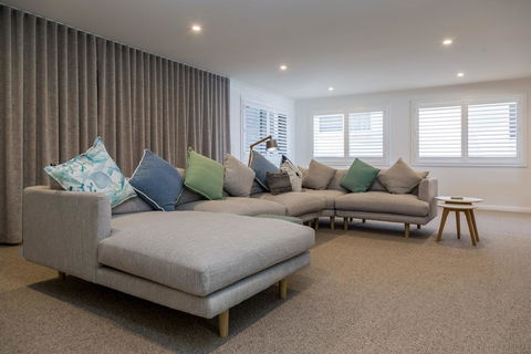 'Salt & Light' Mollymook - Accommodation Guide 2