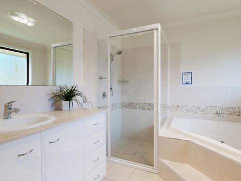 'Sandy Point Haven', 21a Sandy Point Rd - Stylish Haven With WIFI, Air Conditioning & Water Views - Accommodation Asia 1