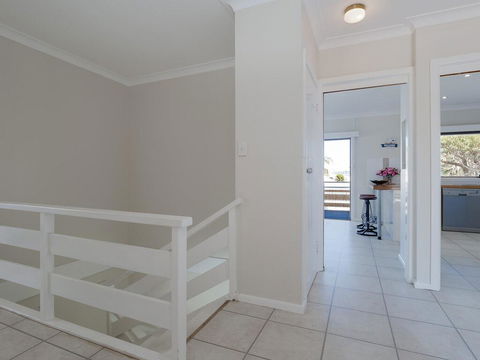 'SeaHaven', 2 Richardson Ave - Large Home With Aircon, Smart TV, WIFI, Netflix & Boat Parking - Accommodation Asia 1