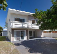 'SeaHaven' 2 Richardson Ave - Large home with Aircon Smart TV WIFI Netflix  Boat Parking - Accommodation Asia