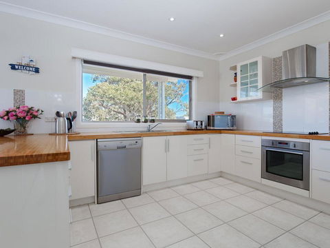 'SeaHaven', 2 Richardson Ave - Large Home With Aircon, Smart TV, WIFI, Netflix & Boat Parking - Accommodation Asia 3