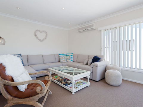'SeaHaven', 2 Richardson Ave - Large Home With Aircon, Smart TV, WIFI, Netflix & Boat Parking - Accommodation Asia 2