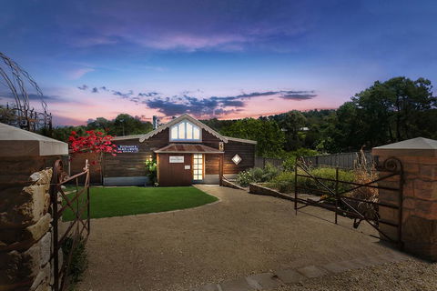 'The Coach House' At Lochiel - Accommodation Asia 0