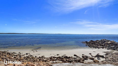 'Yacaaba' Beautiful Waterfront Location - Accommodation Asia 2