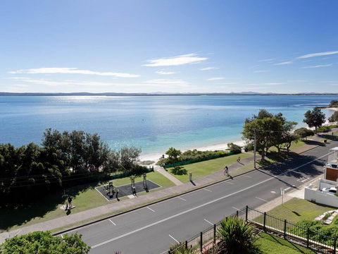 1 'Kiah', 53 Victoria Parade - Stunning Views, Wifi, Aircon, Just Across The Road To The Water - Accommodation Asia 2