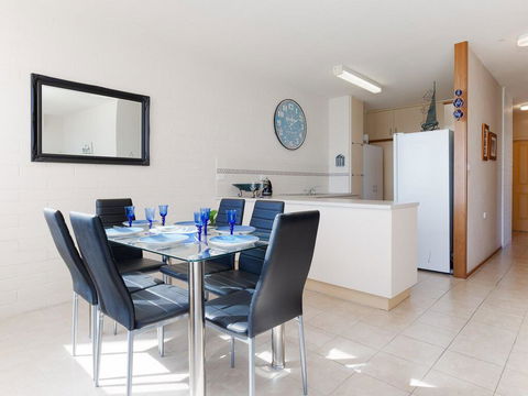 1 'Little Hut', 20 Kurrawa Close - Spectacular Water Views, NBN & Air Conditioned - Accommodation Asia 3