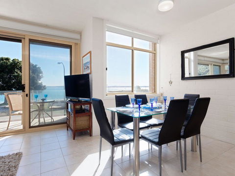 1 'Little Hut', 20 Kurrawa Close - Spectacular Water Views, NBN & Air Conditioned - Accommodation Asia 1
