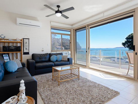 1 'Little Hut', 20 Kurrawa Close - Spectacular Water Views, NBN & Air Conditioned - Accommodation Asia 2