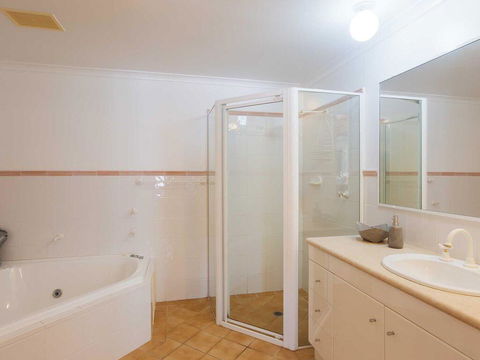 1 'Peninsula Waters', 2-4 Soldiers Point Road - Aircon, Pool & Massive Outdoor Area - Accommodation Guide 2