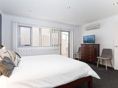 1 'Seaview', 9 Church Street - Huge Air Conditioned Unit With Lift & WIFI - Accommodation Asia 1