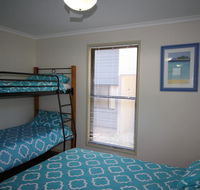 1 Naiad Court - Lowset family home with swimming pool and covered deck. Pet friendly - Accommodation Asia