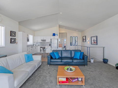 1/32 Ocean Avenue - Three Bedrooms, Three Bathrooms, Air Con, Boat Parking & Water Views - Accommodation Asia 2