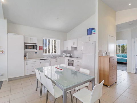1/32 Ocean Avenue - Three Bedrooms, Three Bathrooms, Air Con, Boat Parking & Water Views - Accommodation Asia 3