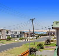 1/32 Ocean Avenue - three bedrooms three bathrooms air con boat parking  water views - Accommodation Asia