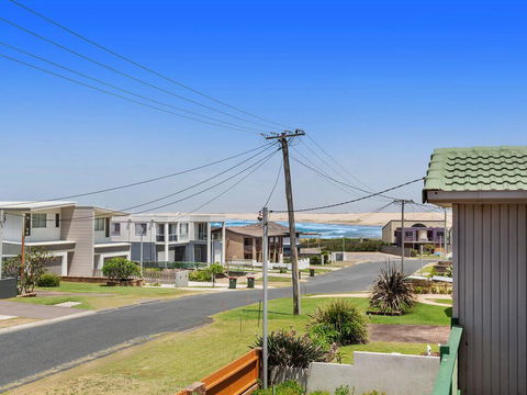 1/32 Ocean Avenue - Three Bedrooms, Three Bathrooms, Air Con, Boat Parking & Water Views - Accommodation Asia 0