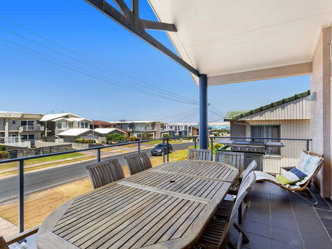 1/32 Ocean Avenue - Three Bedrooms, Three Bathrooms, Air Con, Boat Parking & Water Views - Accommodation Asia 1