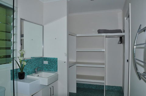 10 Double Island Drive - Modern Family Home, Centrally Located, Swimming Pool & Outdoor Area - Accommodation China 2