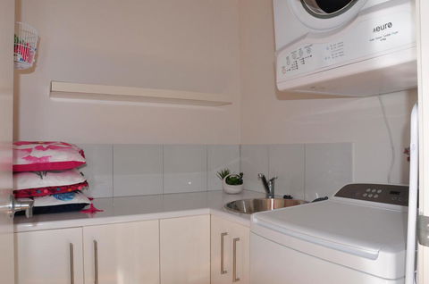 10 Double Island Drive - Modern Family Home, Centrally Located, Swimming Pool & Outdoor Area - Accommodation China 3