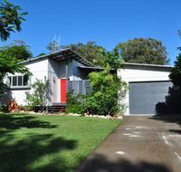 10 Double Island Drive - Modern family home centrally located swimming pool  outdoor area - Accommodation Asia