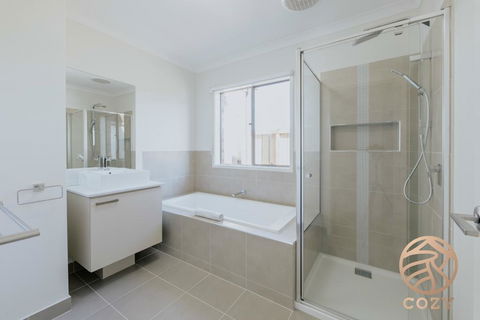 118 Refreshing 3BR Werribee Family House - Accommodation Asia 1