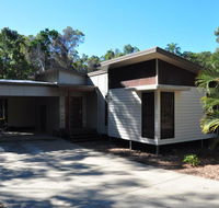 12 Satinwood Drive - Family home with swimming pool located in natural bushland and close to beach - Accommodation Asia