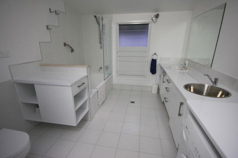 15 Belle Court - Modern, Architect Designed, Open Plan Holiday Home With Outdoor Shower - Accommodation Asia 2