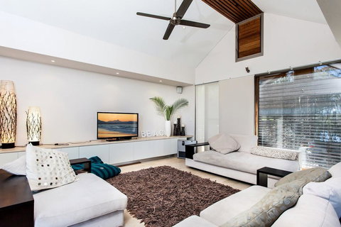 18A Childe Street, Belongil Beach - Belongil Beach Pavilion House - Accommodation Asia 3