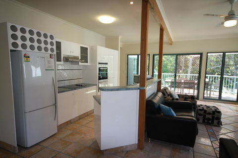 20 Orania Court - Two Storey Family Home With Swimming Pool, Patio & Large Deck. Pet Friendly - Accommodation Asia 3