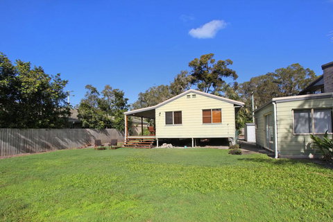 24 Sundew Street, Mudjimba - 500 Bond - Pet Friendly, Linen Supplied, WIFI, Air Cond. - Accommodation Guide 1
