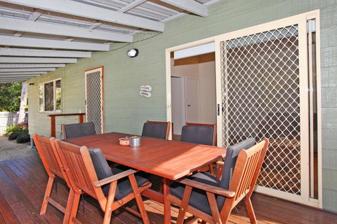 24 Sundew Street, Mudjimba - 500 Bond - Pet Friendly, Linen Supplied, WIFI, Air Cond. - Accommodation Guide 3