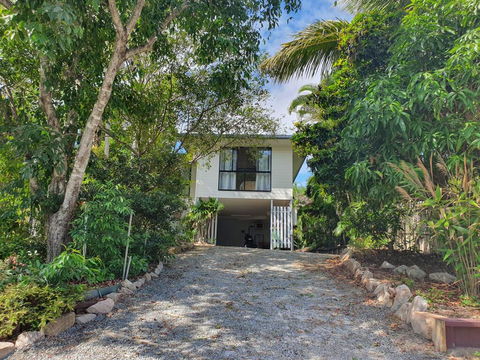 27 Bomburra Court - Rainbow Beach, Spacious, Comfortable, Large Deck, Private - Accommodation Asia 2