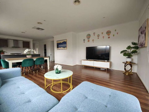 Beautiful 4 Bedrooms Houses - Accommodation Guide 0