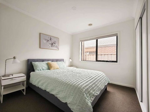 Beautiful 4 Bedrooms Houses - Accommodation Guide 1