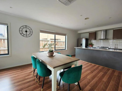Beautiful 4 Bedrooms Houses - Accommodation Guide 3