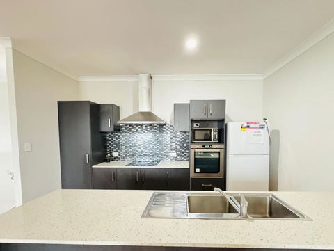 Cozy Share Suite In Coopers Plains - Double Room With Private Bathroom - Accommodation Guide 1