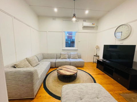 D114 Victorian Central Stay - Accommodation Guide 0
