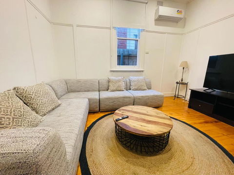 D114 Victorian Central Stay - Accommodation Guide 2