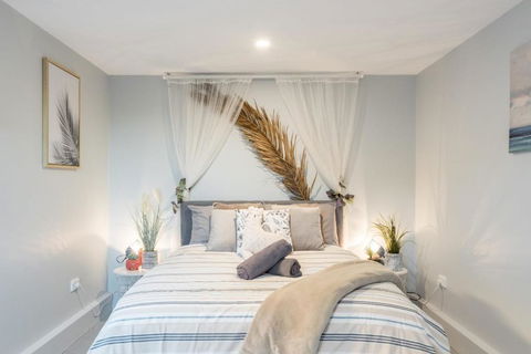 Detached Double Room - Seconds To Transport - Close To China Town - Shared Bathroom - Accommodation Guide 0
